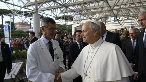 El médico que operó al papa León XIV aseguró que no hay motivos clínicos para suspender la gira por América Latina.
