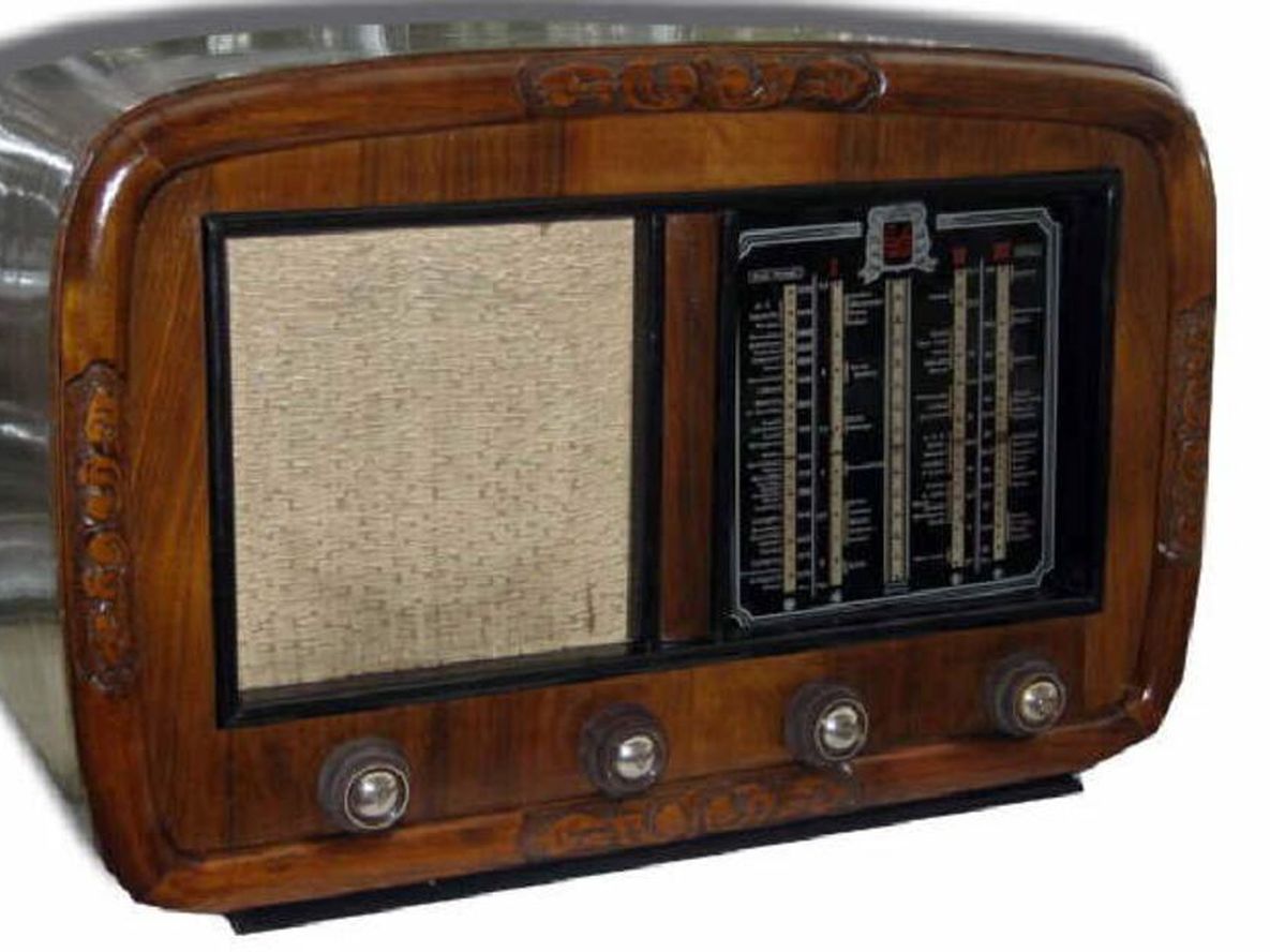 La familia mendocina reunida alrededor de la radio