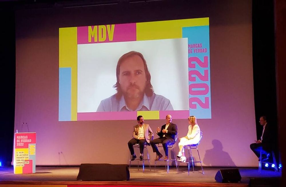 Marcos Christensen, creador y director de la agencia de marketing digital Time For Digital, en pantalla desde Madrid. En el escenario, Gervasio Marques Peña, director comercial de La Nación; Romina Stekar, Directora Comercial en Infobae; y Maximiliano Sastre, gerente comercial de Clarín.