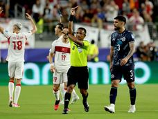El árbitro Ivan Arcides Barton Cisneros expulsa a Miguel Almiron de Paraguay durante el partido que el equipo dirigido por Alfaro enfrentó a Turquía. El árbitro Ivan Arcides Barton Cisneros expulsa a Miguel Almiron de Paraguay durante el partido que el equipo dirigido por Alfaro enfrentó a Turquía.