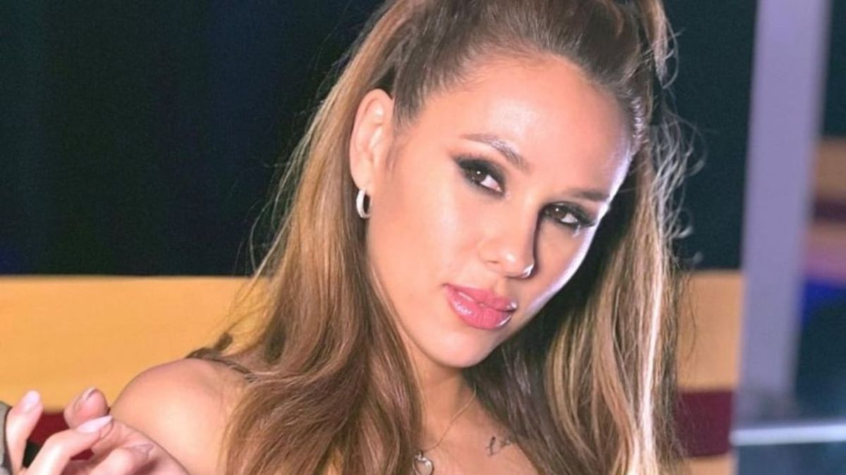 Barby Silenzi se filmó haciendo un baile más que sensual frente a un espejo  con un body animal print cavado