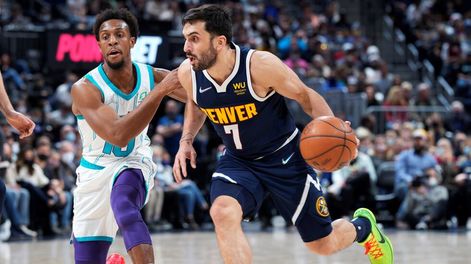 Campazzo tuco una de sus noches más completas. Hizo de todo, hasta una tapa en donde apareció de la nada, para ganar un balón ante el ataque de los Hornets. /AP