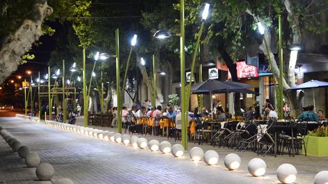 Ahora la polémica por la utilización de las veredas se trasladó a Rivadavia