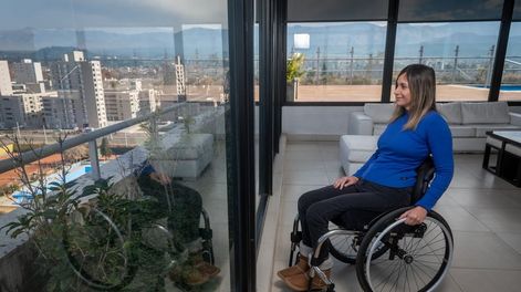 Los Andes | Natalia Acevedo a los 16 años tuvo un accidente de auto, sufrió aplastamiento de medula y quedó en silla de ruedas, ahora tiene 37 años es licenciada en sistemas y a través de sus redes sociales alienta a personas con discapacidad a seguir adelante.