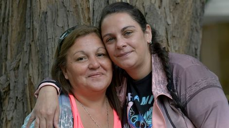 Los Andes | Las amigas volvieron a encontrarse en un hospital porque la beba que Paola (izquierda) tuvo hace poco necesita hacerse estudios y el hijo de Andrea sigue en tratamiento. Foto: Orlando Pelichotti / Los Andes