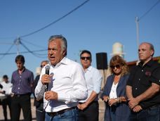 El gobernador Alfredo Cornejo se refirió al juicio por la expropiación de YPF, tras un acto de entrega de viviendas en San Martín. El gobernador Alfredo Cornejo se refirió al juicio por la expropiación de YPF, tras un acto de entrega de viviendas en San Martín.