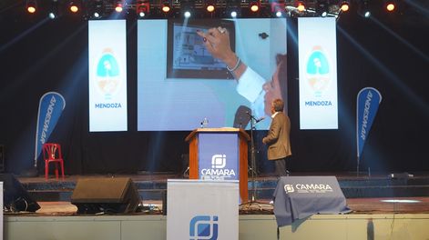 Alfredo Cornejo inauguró en vivo el acueducto de Monte Coman La Horqueta.