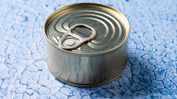 ni portavelas ni macetita: dos formas de aprovechar las latas de atun, un tesoro que tenes en casa