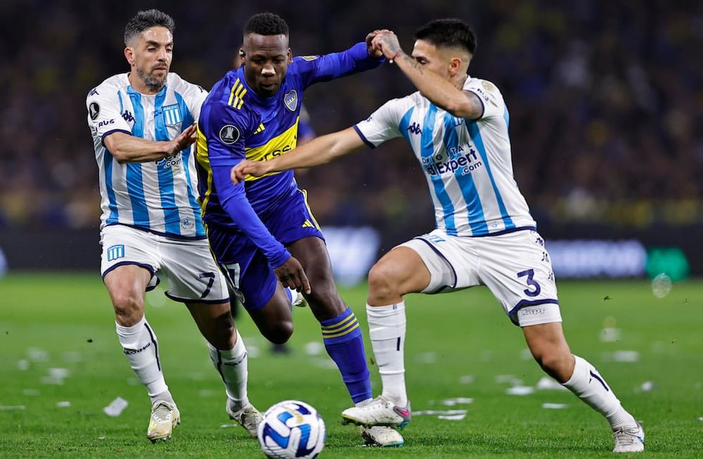 AME3918. BUENOS AIRES (ARGENTINA), 23/08/2023.- Luis Advíncula (c) de Boca disputa un balón con Gabriel Hauche (i) y Gabriel Rojas de Racing hoy, en un partido de los cuartos de final de la Copa Libertadores entre Boca Juniors y Racing en el estadio La Bombonera en Buenos Aires (Argentina). EFE/ Juan Ignacio Roncoroni