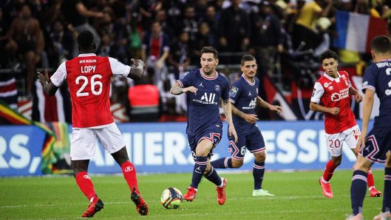 La lleva atada a la pelota Lionel Messi en su estreno con la camiseta del Paris Saint Germain. (@PSG_inside)