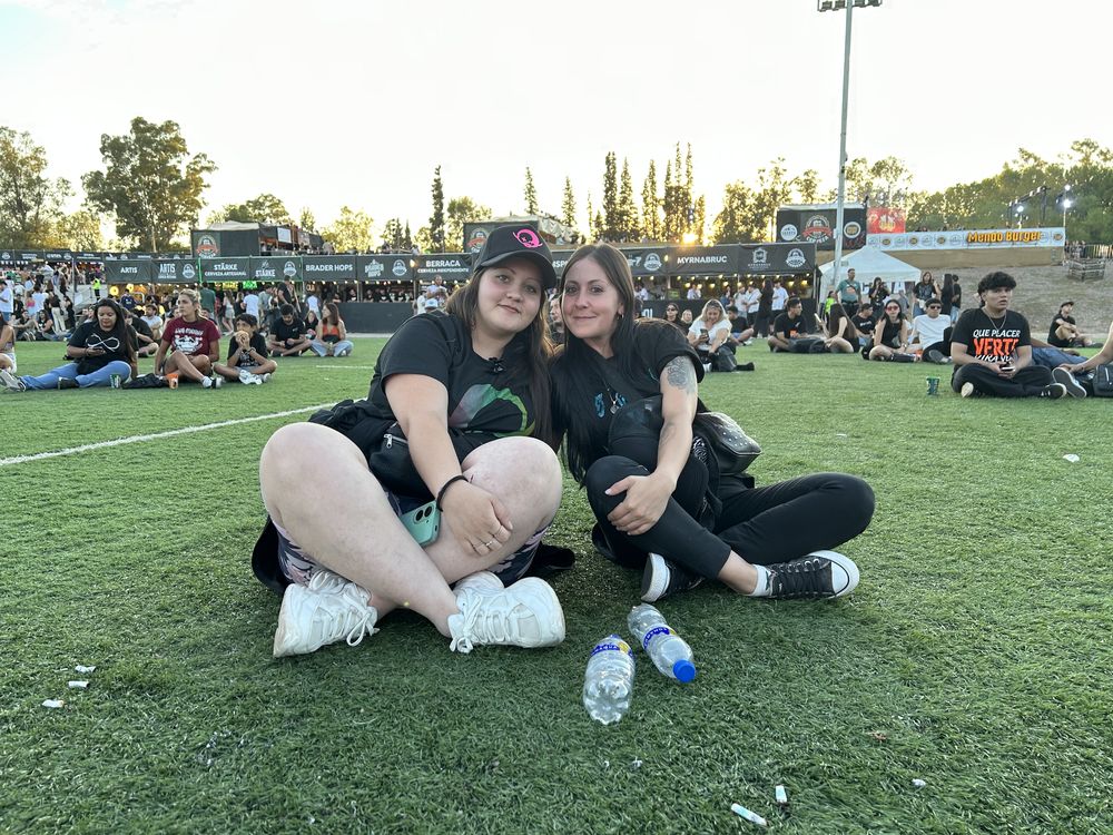 Celeste y Carina Galván, fans de Los Piojos, vivieron la segunda noche a pura emoción y canciones compartidas.