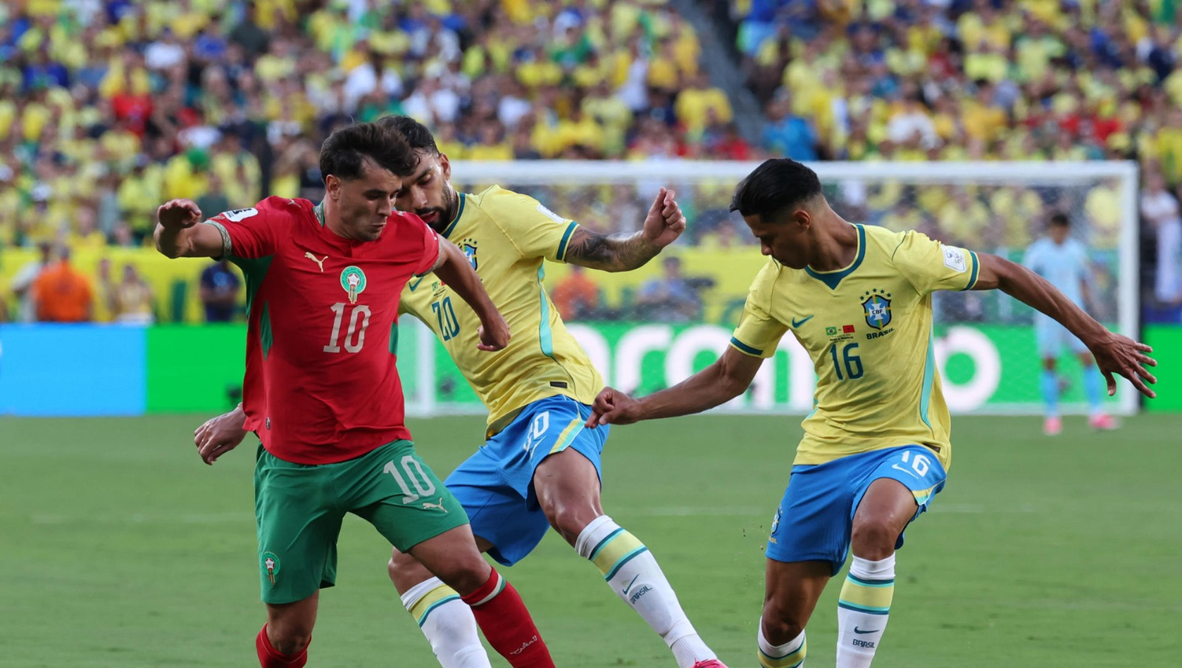 Marcos Marquinhos de Brasil disputa el balón con Achraf Hakimi de Marruecos este sábado, durante un partido del grupo C del Mundial de la FIFA 2026 entre Brasil y Marruecos en el estadio MetLife en Nueva Jersey (Estados Unidos).