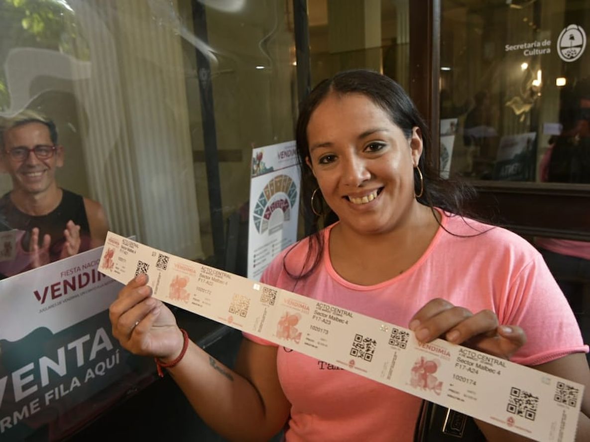 Gimena Dhuil fue la primera persona en comprar entrada remanente para la Vendimia. Llegó al teatro Independencia a las 23 del martes. (Orlando Pelichotti / Los Andes)