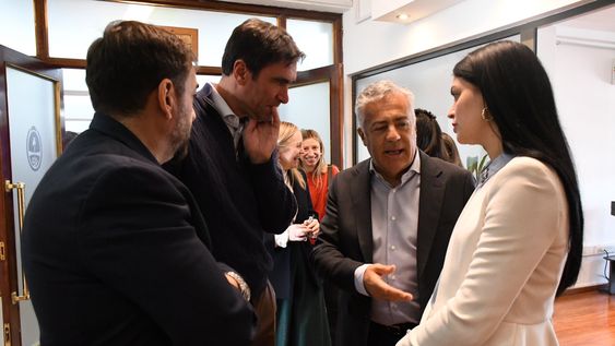 El gobernador Alfredo Cornejo rodeado por los intendentes peronistas Fernando Ubieta (La Paz), Emir Andraos (Tunuyán) y Flor Destéfanis (Santa Rosa).