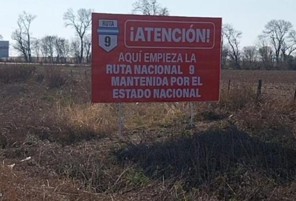 Uno de los mensajes más visibles dice: “¡Atención! Aquí empieza la Ruta Nacional 33, mantenida por el Estado Nacional”