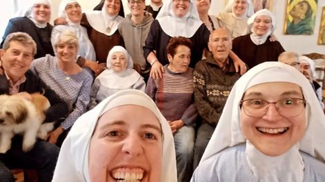 Los Andes | Hermanas llamadas cismáticas encerradas, secuestradas manipuladas y alejadas de sus familias, en una imagen en la que se las ve sonriendo, junto a su familia y con una descripción irónica, las monjas desmintieron estar retenidas en contra de su volunt