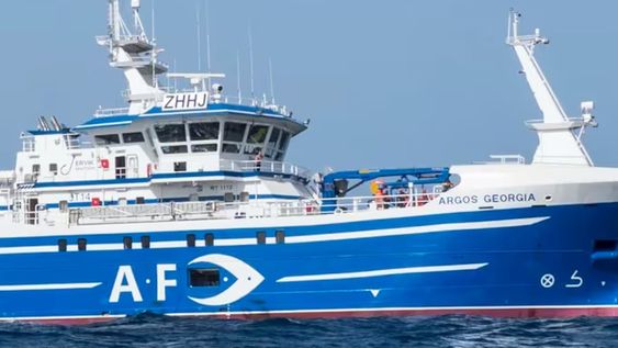 Vista del pesquero Argos Georgia, en el que iban 27 personas a bordo, entre ellos tripulantes españoles, que se ha hundido de madrugada en las Islas Malvinas. EFE/Comisión para la Conservación de los Recursos Vivos Marinos Antárticos (CCAMLR)