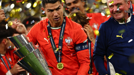 Cristiano Ronaldo de Portugal celebra con el trofeo tras el partido final de la Liga de Naciones de la UEFA entre Portugal y España en Múnich, Alemania, el 08 de junio de 2025. (Alemania, España) Foto: EFE/EPA/ANNA SZILAGYI