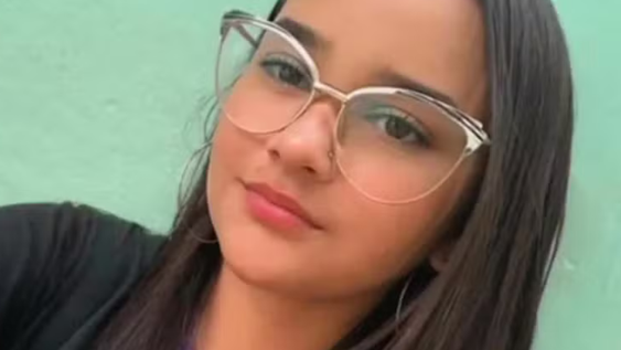 Conmoción en Brasil: una adolescente se planchaba el pelo, recibió una descarga eléctrica y murió Conmoción en Brasil: una adolescente se planchaba el pelo, recibió una descarga eléctrica y murió
