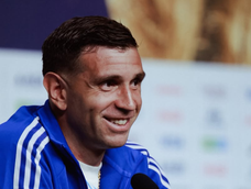 Dibu Martínez llegó al país, confirmó que sigue en la Selección y apoyó la decisión de Lionel Scaloni.