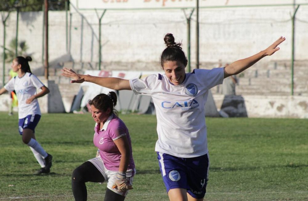 Avioncito para Verogol. El clásico de campeonas quedó en manos de Godoy Cruz. Venció a Las Pumas por 3-2 en un partidazo. Ambos elencos clasificaron a los cuartos de final./Gentileza Prensa Godoy Cruz