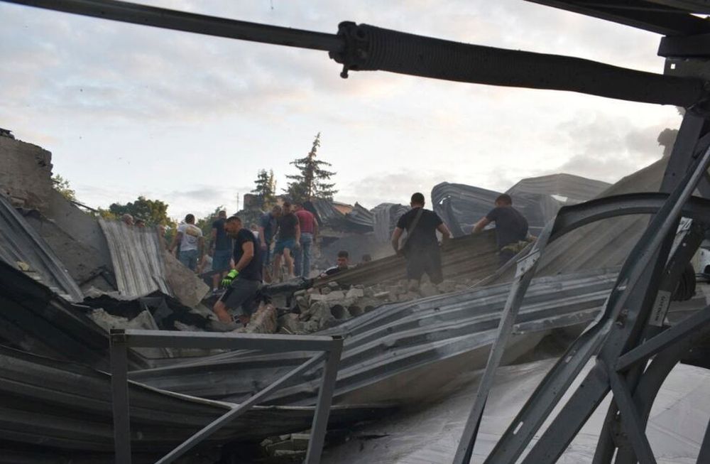 En esta imagen, distribuida por la Policía Nacional de Ucrania, varias personas retiran los escombros en el restaurante RIA Pizza, destruido por un ataque ruso en Kramatorsk, Ucrania, el 27 de junio de 2023.