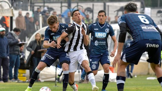 Una postal del último 3 de julio, día en el que Gimnasia derrotó a Independiente en el Legrotaglie. Se volverán a ver en ese mismo estadio. / Orlando Pelichotti