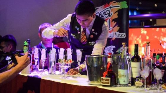 Darío Navarrete (26) no puede probar ni una gota de alcohol, ya que casi muere de cirrosis. Pero eso no le impidió preparar uno de los mejores cócteles argentinos -sin poder degustarlo-, y clasificar para competir por ser el mejor bartender de América. Foto: Gentileza.