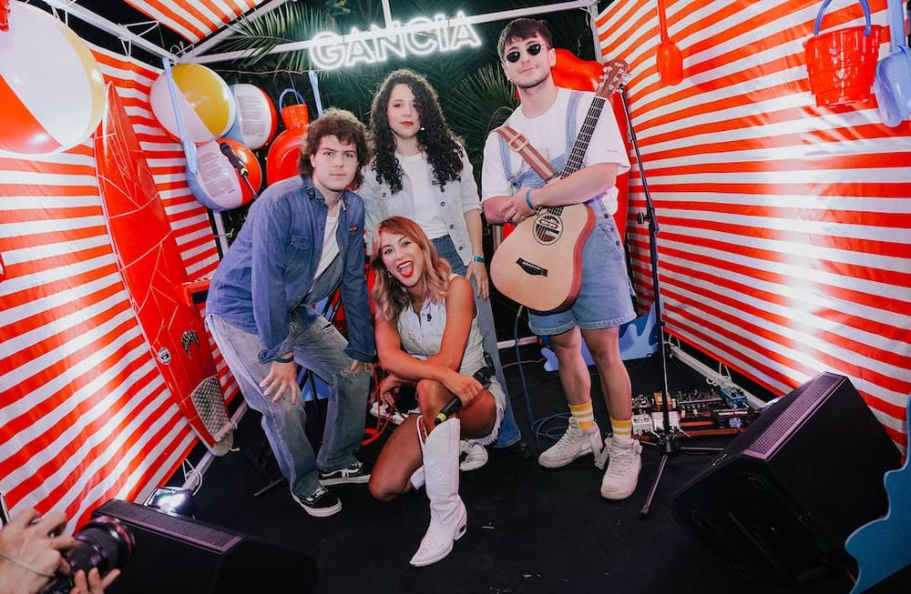 Se pudo disfrutar de un pocket show de Flor Vigna, quien se lanzó recientemente como cantante con su hit Uy!.