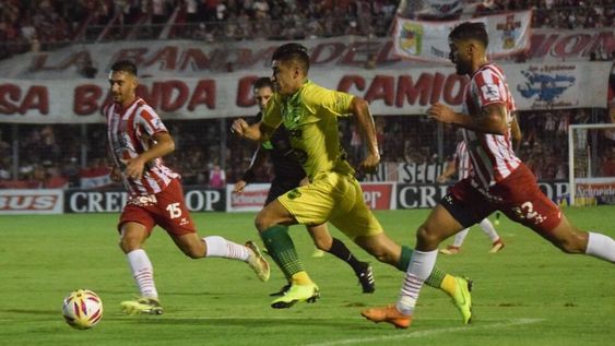 Un halcón que vuela en lo más alto