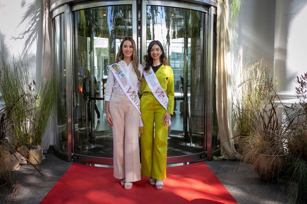 Alejandrina Funes y Sofía Perfumo, Reina y Virreina Nacional de la Vendimia 2025, en el tradicional desayuno (Los Andes)