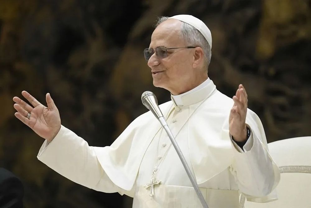 León XIV rezó su primer Regina Coeli desde el Palacio Apostólico y recoró el legado de Francisco.
