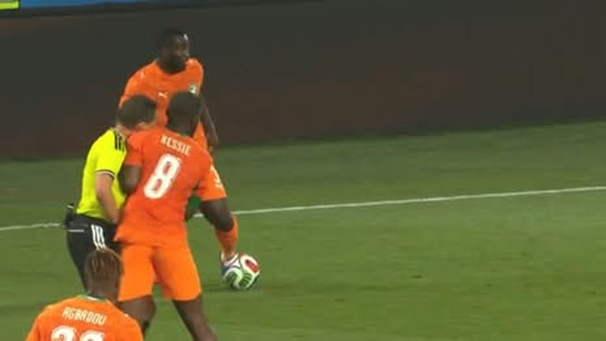 Lo dejó al borde del nocaut: el insólito choque entre Kessié y el árbitro en el amistoso entre Francia-Costa de Marfil