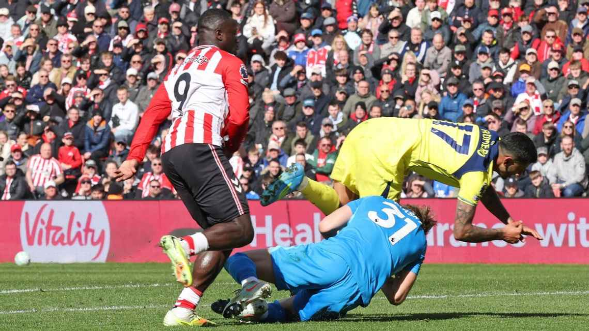 INSULTOS Y RACISMO: Atacan a Brobbey tras lesión