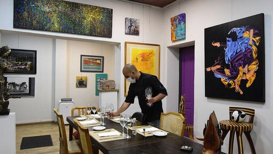 Restauranes exclusivos que atienden pocas personas y algunos funcionan en casas particulares.Facundo Piazza juntos a su madre Mabel cocinan para atender a sus comensales en una galería de arte.Foto: Mariana Villa/ Los Andes