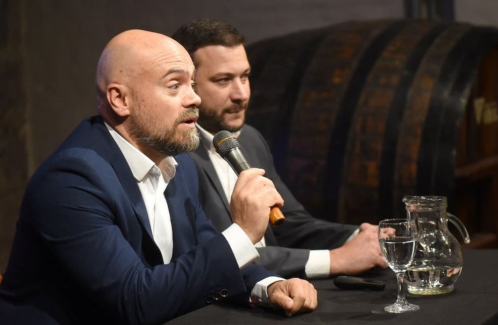 En la foto, Alberto Marengo (subsecretario de Industria, Comercio y Logística) y Mauricio Pinti Clop (director general de Desarrollo Productivo). Producción presentó nueva línea de financiamiento para comerciantes mendocinos (Prensa Gobierno de Mendoza)