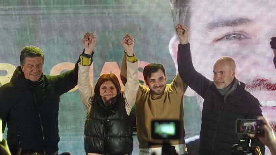 El candidato a vice Gustavo Menna, Patricia Bullrich, el candidato a gobernador Ignacio Torres, y Horacio Rodríguez Larreta, festejan en el bunker de Juntos por el Cambio en Trelew.