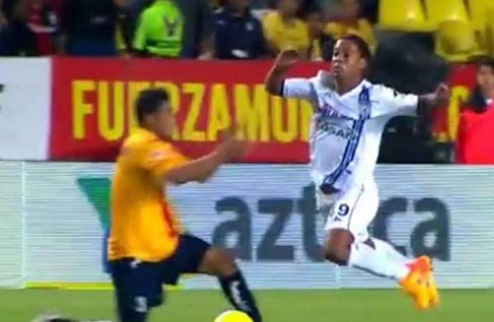 La increíble simulación de Ronaldinho, con un piletazo que causó risa