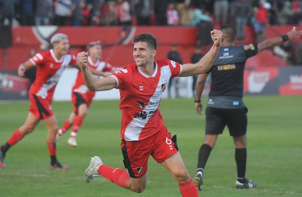 Imanol González festa el gol del triunfo del Deportivo Maipú ante Mitres y sigue a un punto de Independiente Rivadavia / Ignacio Blanco.