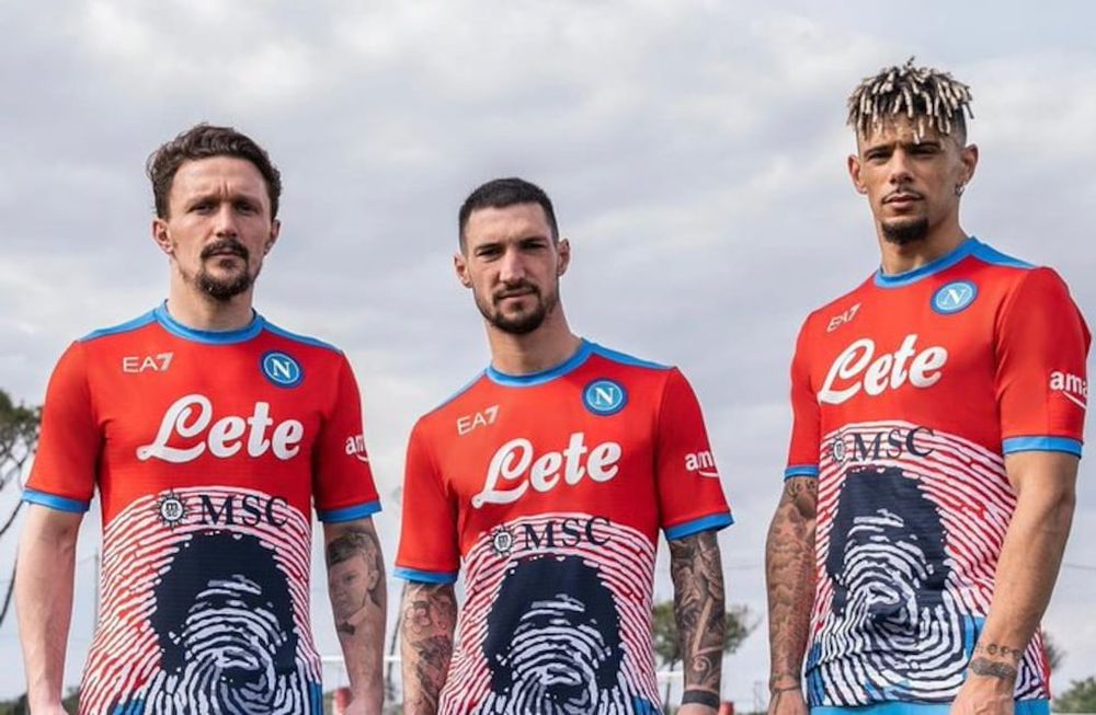 La camiseta del Napoli con la imagen de Maradona serán autografiadas y subastadas para que la ganancia sirva para ayudar a los refugiados ucranianos.