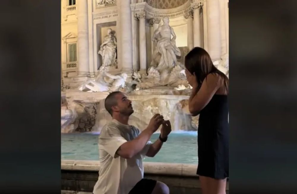 Inesperada pedida de mano de un joven a su novia en Roma. Captura: TikTok / @valbasso