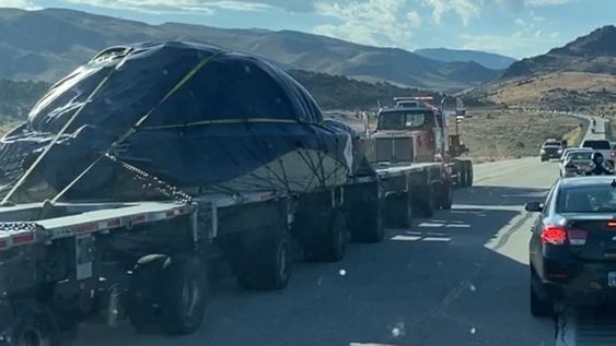 Un usuario de Twitter captó el momento cuando trasladaban los restos del objeto no identificado. Foto Captura: Twitter/@djlowceuta