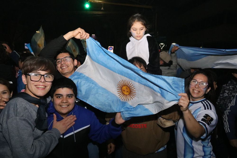 Miles de mendocinos coparon el KM 0 para celebrar el pase de Argentina a semifinales del Mundial 2026