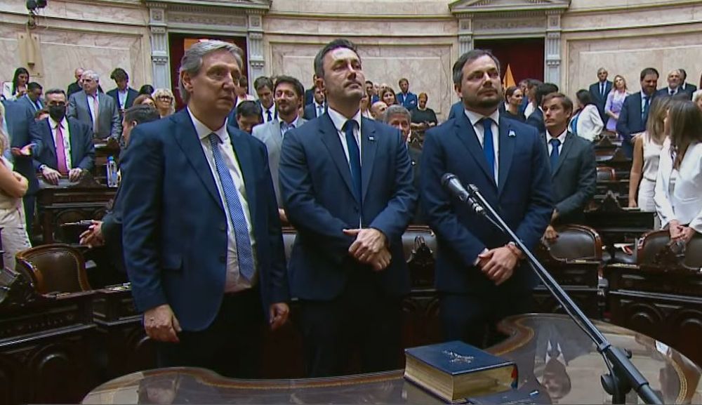 Política en Off. Luis Petri juró esta semana como diputado nacional de La Libertad Avanza con un mensaje mileísta. A la par lo hicieron también Emir Félix (PJ) y Álvaro Martínez (LLA). Mientras tanto, en Mendoza, el radicalismo le puso un límite al sanmartiniano.