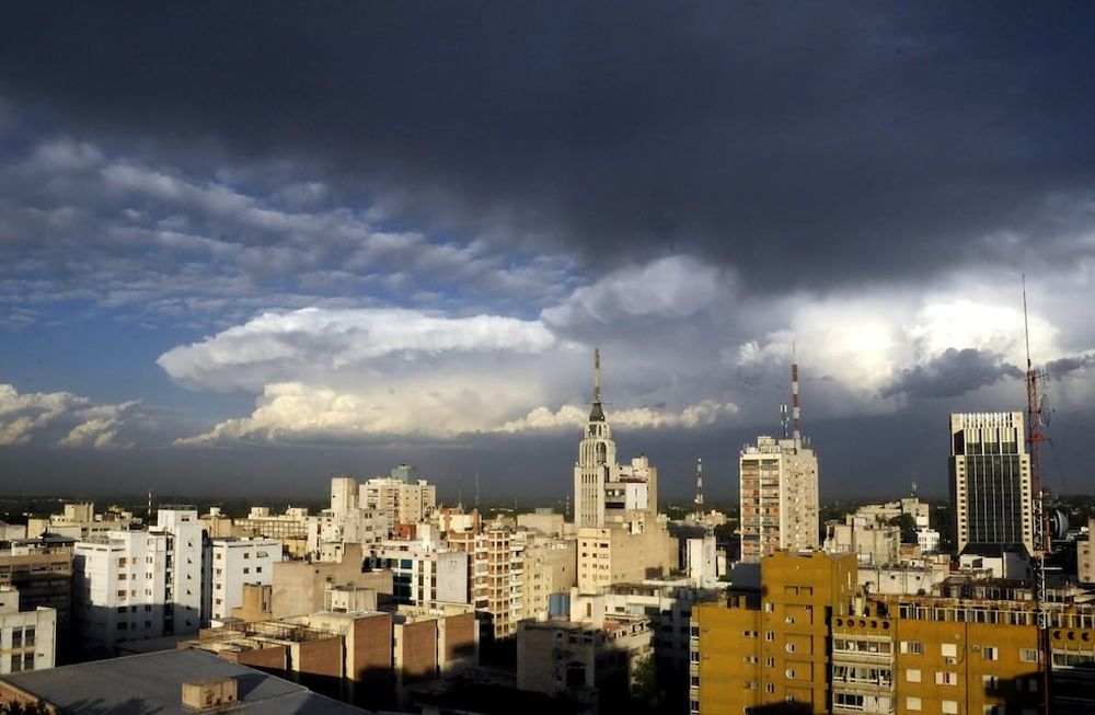 El día que podamos salir todos veremos una ciudad prolífica de habitantes que pugnan por vivir en el mismo lugar donde viven dos millones de personas que pugnan por lo mismo.