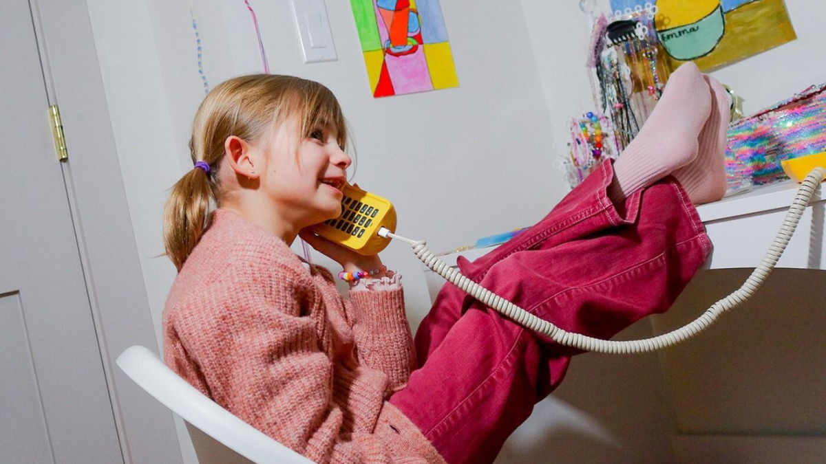 ¿Chau smartphones? lanzan un celular para niños sin internet ni redes que busca recuperar la comunicación real