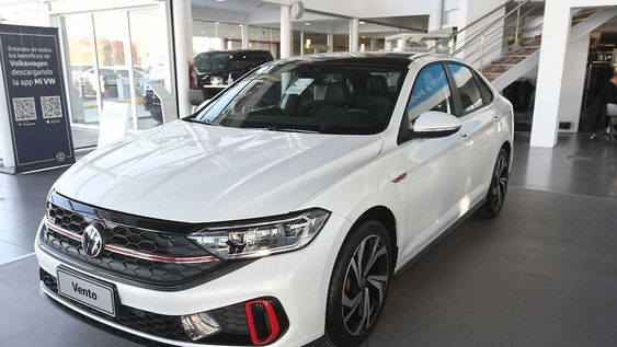 Cuando pueden, los argentinos resguardan su dinero en bienes cuyo valor aumenta siguiendo la variación del dólar paralelo. Foto: José Gutierrez / Los Andes