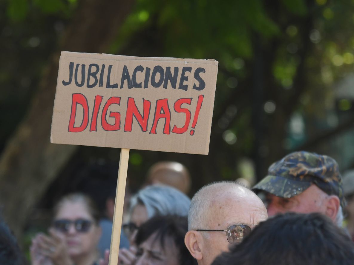 A nivel nacional, se calcula que casi 260.000personas no van a poder jubilarse este año. En Mendoza, alrededor de 50.000. | Foto: Ramiro Gómez / Los Andes