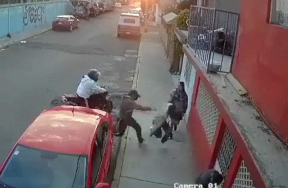 Según las imágenes del video, al momento en el que el joven deserta al sentirse amenazado por los motochorros, se puede ver que uno de los maleantes intenta asestarle una patada, errando en el intento. Foto: Web