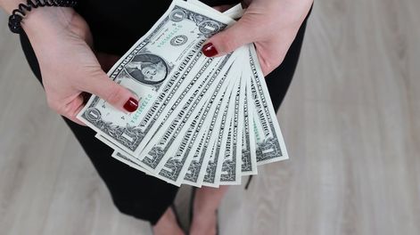 Los turistas utilizan tres formas diferentes para cambiar sus dólares por la mayor cantidad de billetes posible.